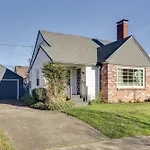 Centrally Located Portland Home Pets Welcome!