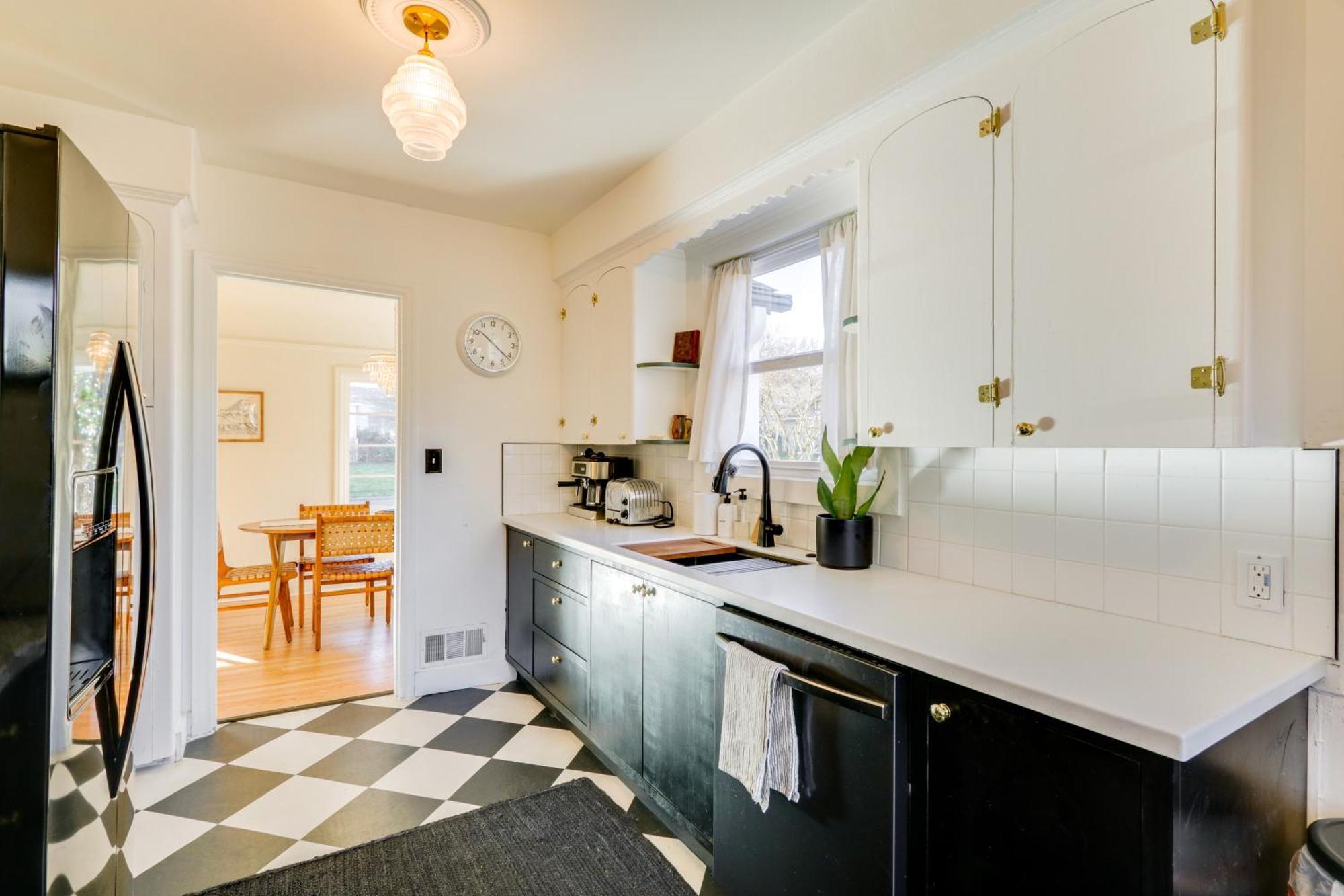 Centrally Located Pets Welcome! *